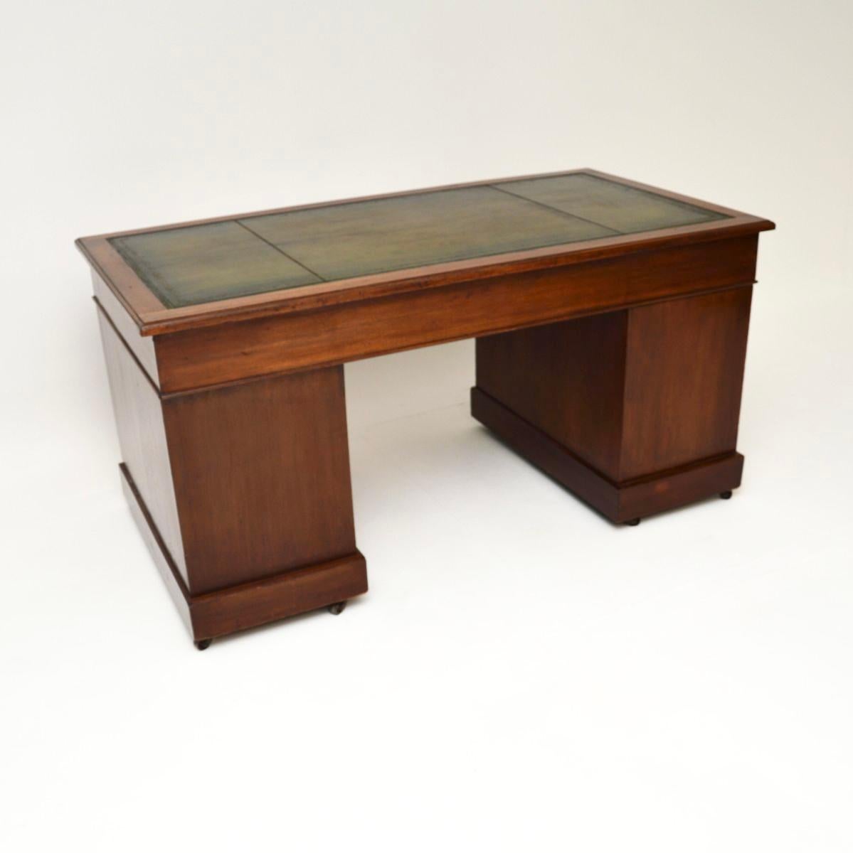 Antique Victorian Leather Top Pedestal Desk In Good Condition For Sale In London, GB