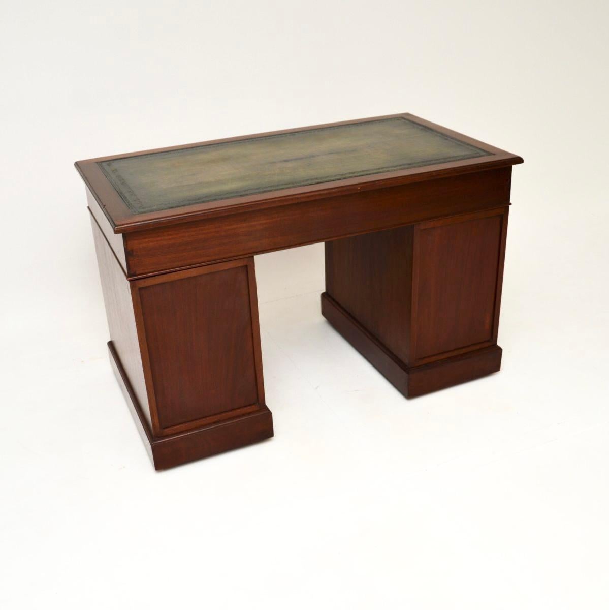 Ancien bureau victorien en cuir à piédestal Bon état - En vente à London, GB