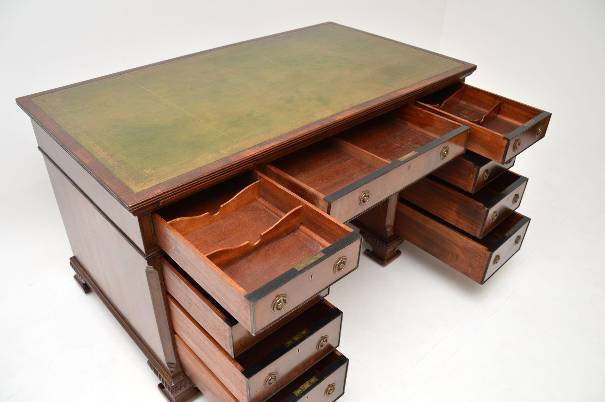 Milieu du XIXe siècle Antique Victorien  The Pedestal Desk en cuir