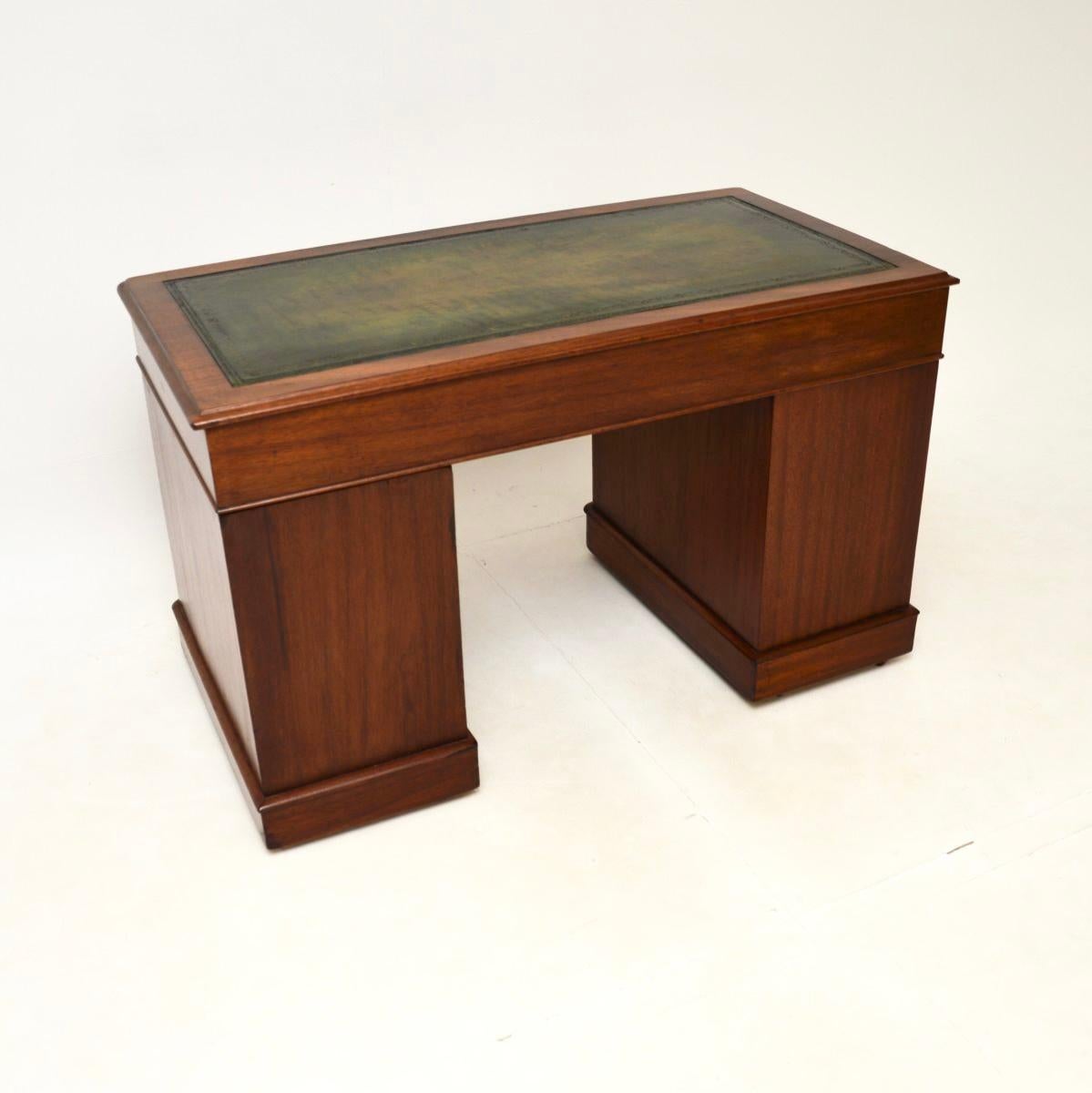 Milieu du XIXe siècle Antique Victorian Leather Top Pedestal Desk en vente