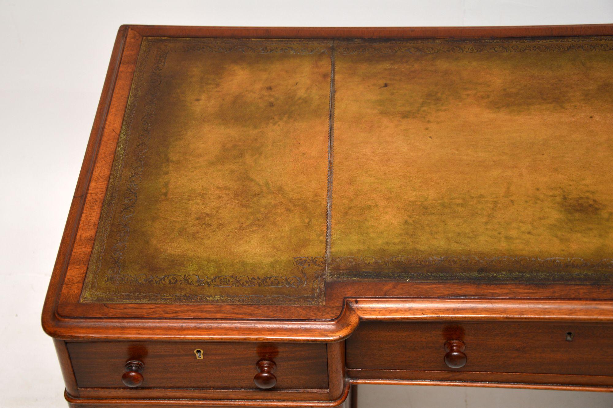 Antique Victorian Leather Top Pedestal Desk In Good Condition For Sale In London, GB