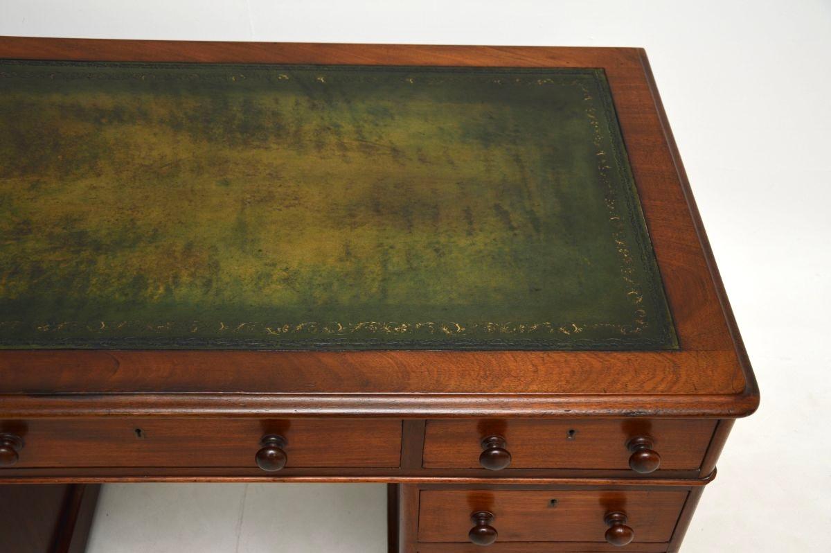 Cuir Antique Victorian Leather Top Pedestal Desk en vente