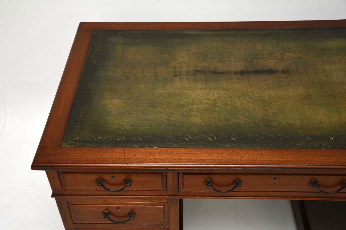Cuir Ancien bureau victorien en cuir à piédestal en vente