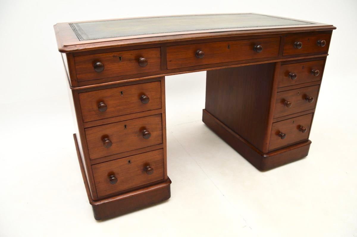 Antique Victorian Leather Top Pedestal Desk en vente 1