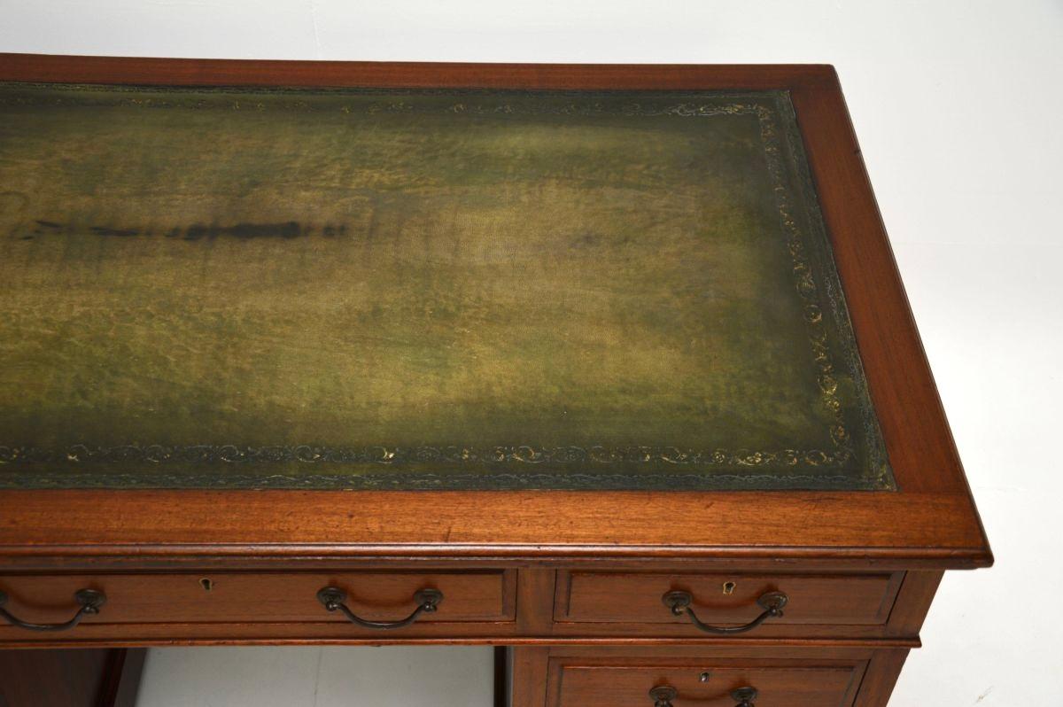 Ancien bureau victorien en cuir à piédestal en vente 1