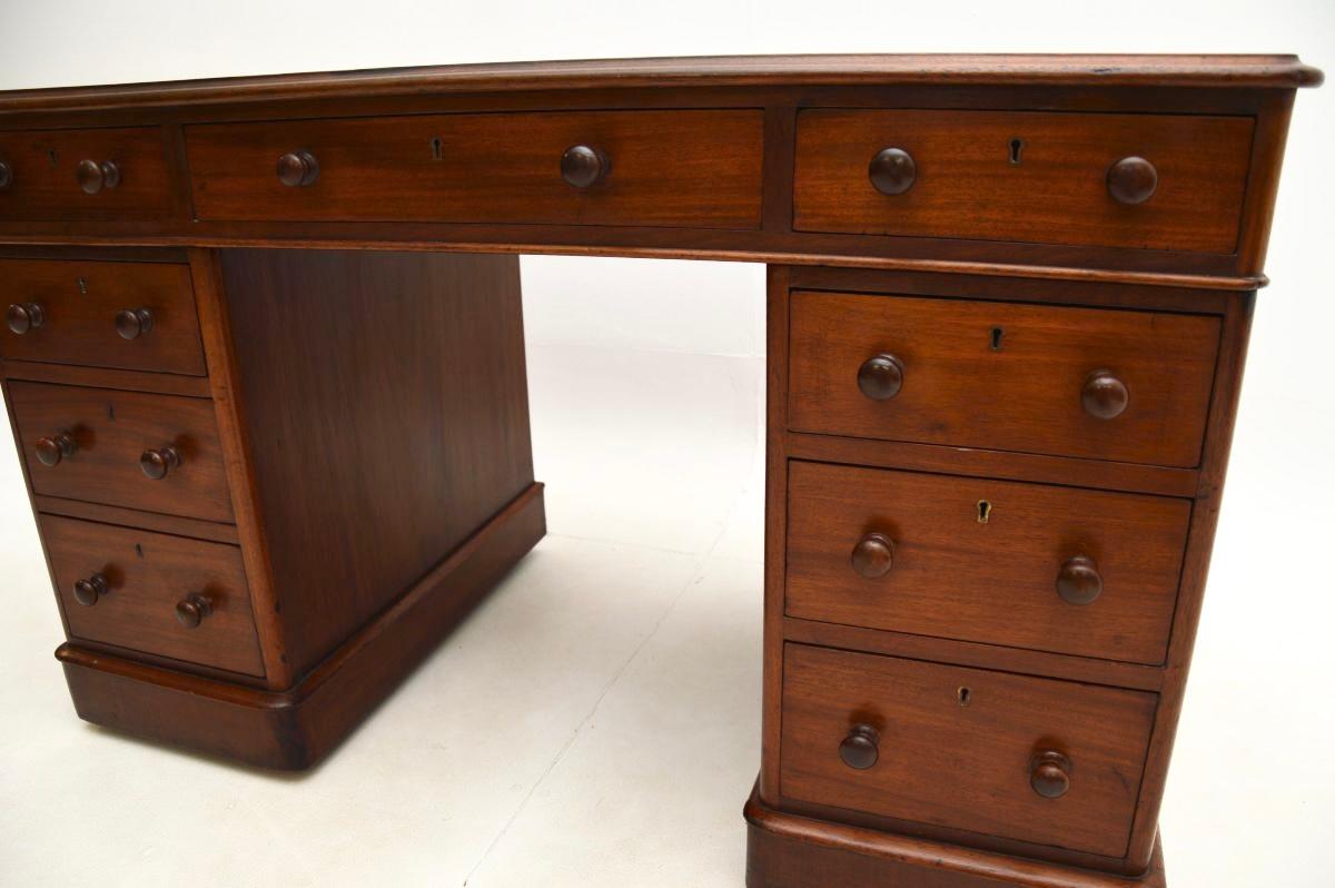 Antique Victorian Leather Top Pedestal Desk en vente 2