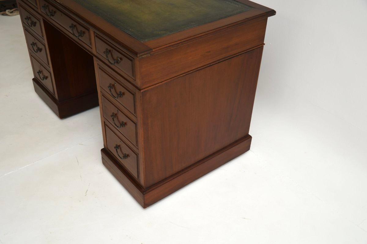 Ancien bureau victorien en cuir à piédestal en vente 2