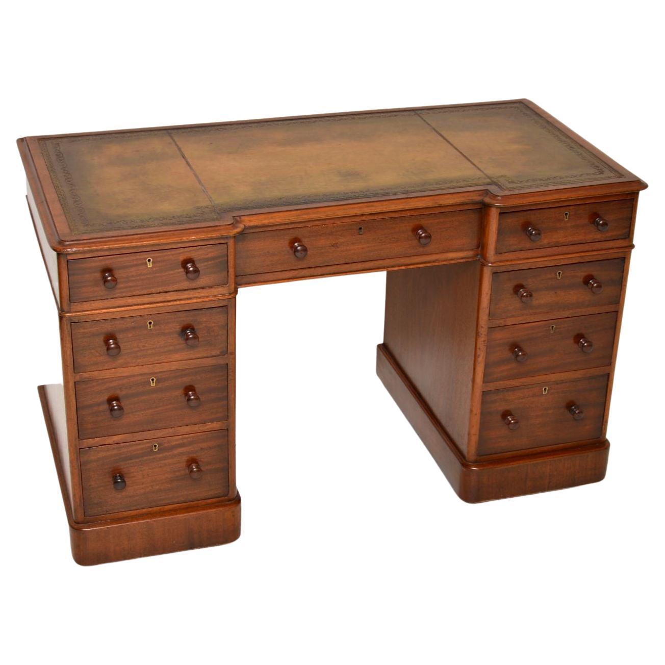 Ancien bureau victorien en cuir à piédestal en vente