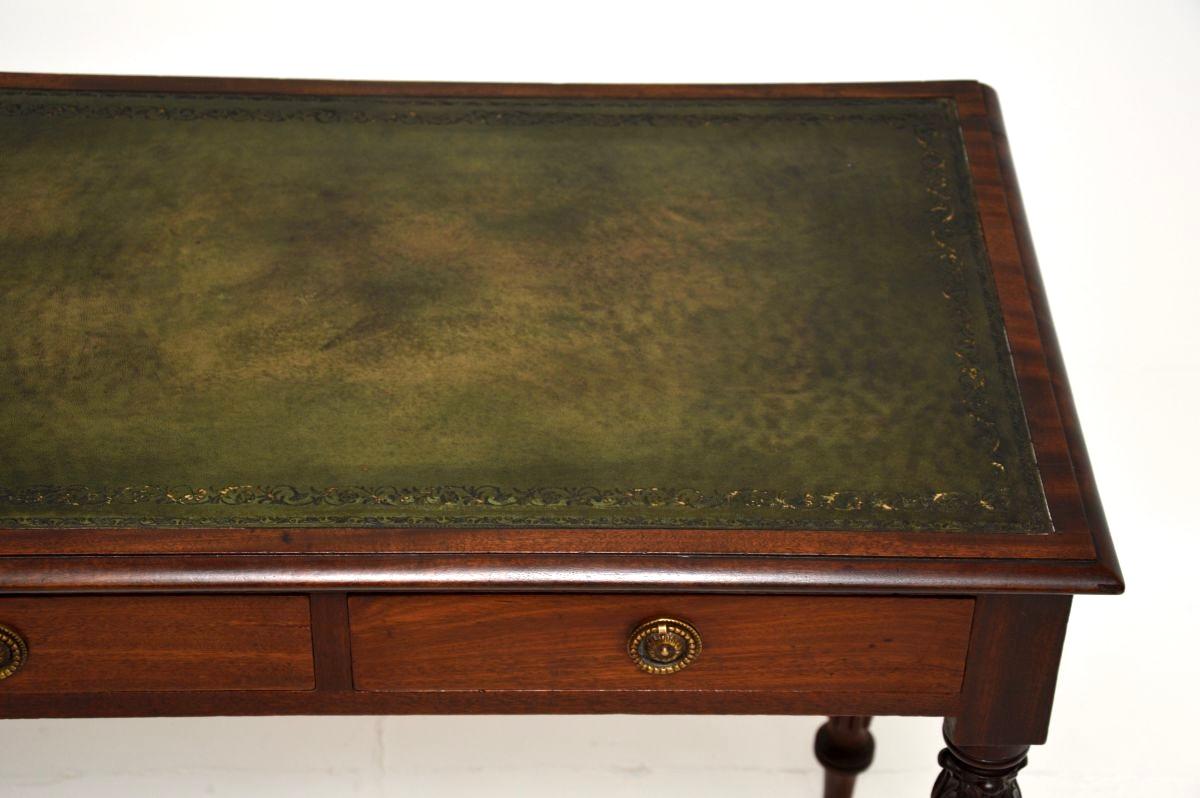 Antico tavolo da scrittura / scrivania vittoriano con piano in pelle in vendita 3
