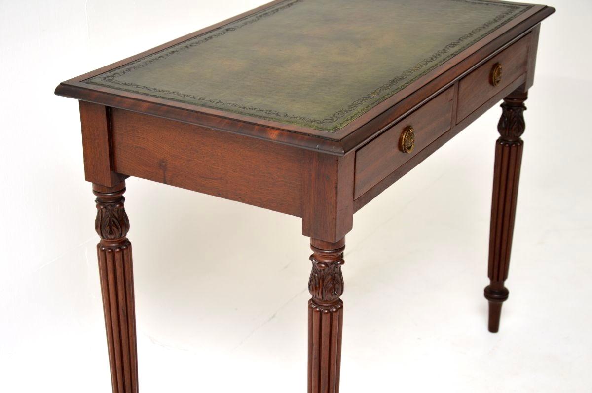 Antico tavolo da scrittura / scrivania vittoriano con piano in pelle in vendita 4