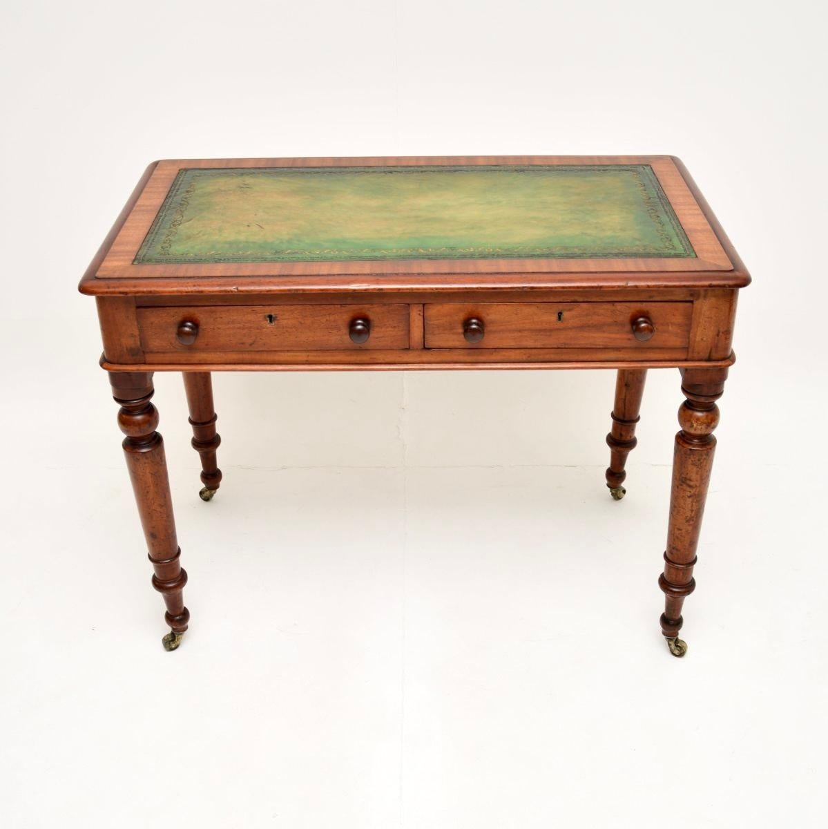 Eine hervorragende antike viktorianische Lederplatte Schreibtisch / Schreibtisch. Sie wurde in England hergestellt und stammt aus der Zeit zwischen 1860 und 1880.

Er ist von wunderbarer Qualität und steht auf schön gedrechselten Beinen, die in