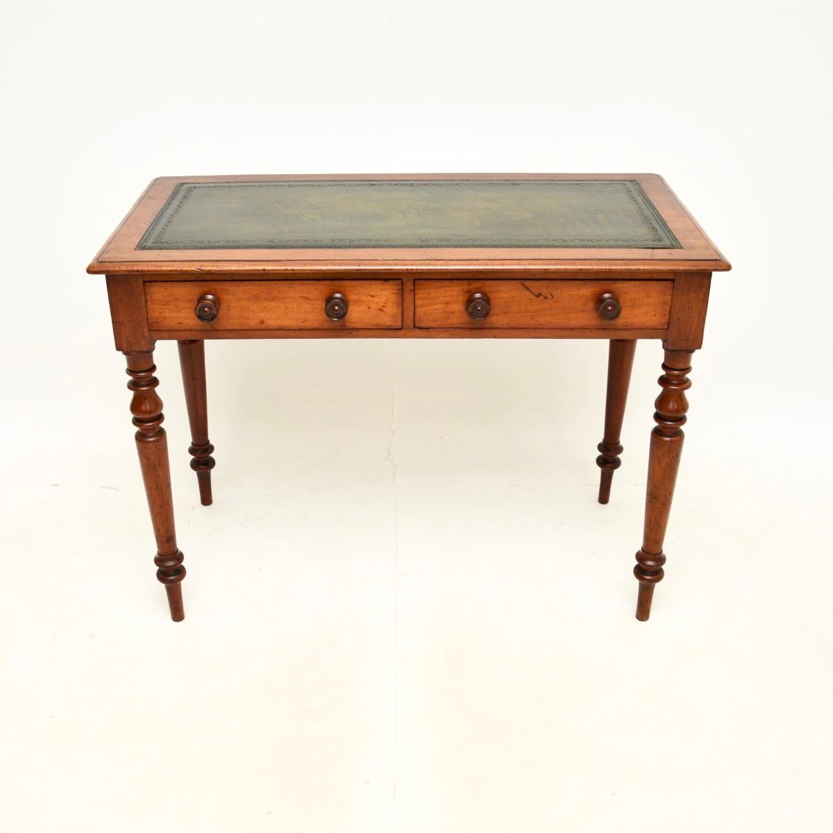 Très belle table à écrire / bureau victorien en cuir. Fabriqué en Angleterre, il date de la période 1860-1880.

Il est très bien fait et a une belle taille. Il repose sur de solides pieds tournés, les tiroirs sont dotés de belles poignées tournées.