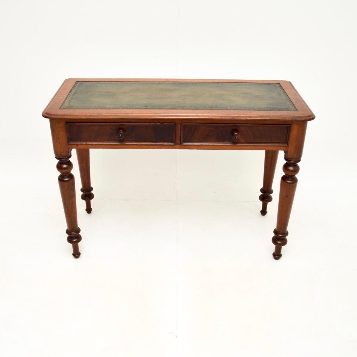 Très belle table à écrire / bureau victorien en cuir. Fabriqué en Angleterre, il date de la période 1860-1880.

Il est très bien fait et a une belle taille. Il repose sur des pieds solides et les tiroirs sont dotés de belles poignées tournées. Les