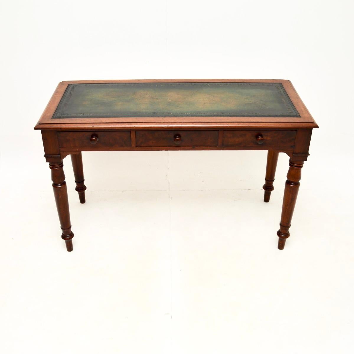 Eine charmante antike viktorianische Lederplatte Schreibtisch / Schreibtisch. Sie wurde in England hergestellt und stammt aus der Zeit zwischen 1860 und 1880.

Es ist sehr gut verarbeitet und hat eine schöne Größe. Es steht auf gedrechselten,