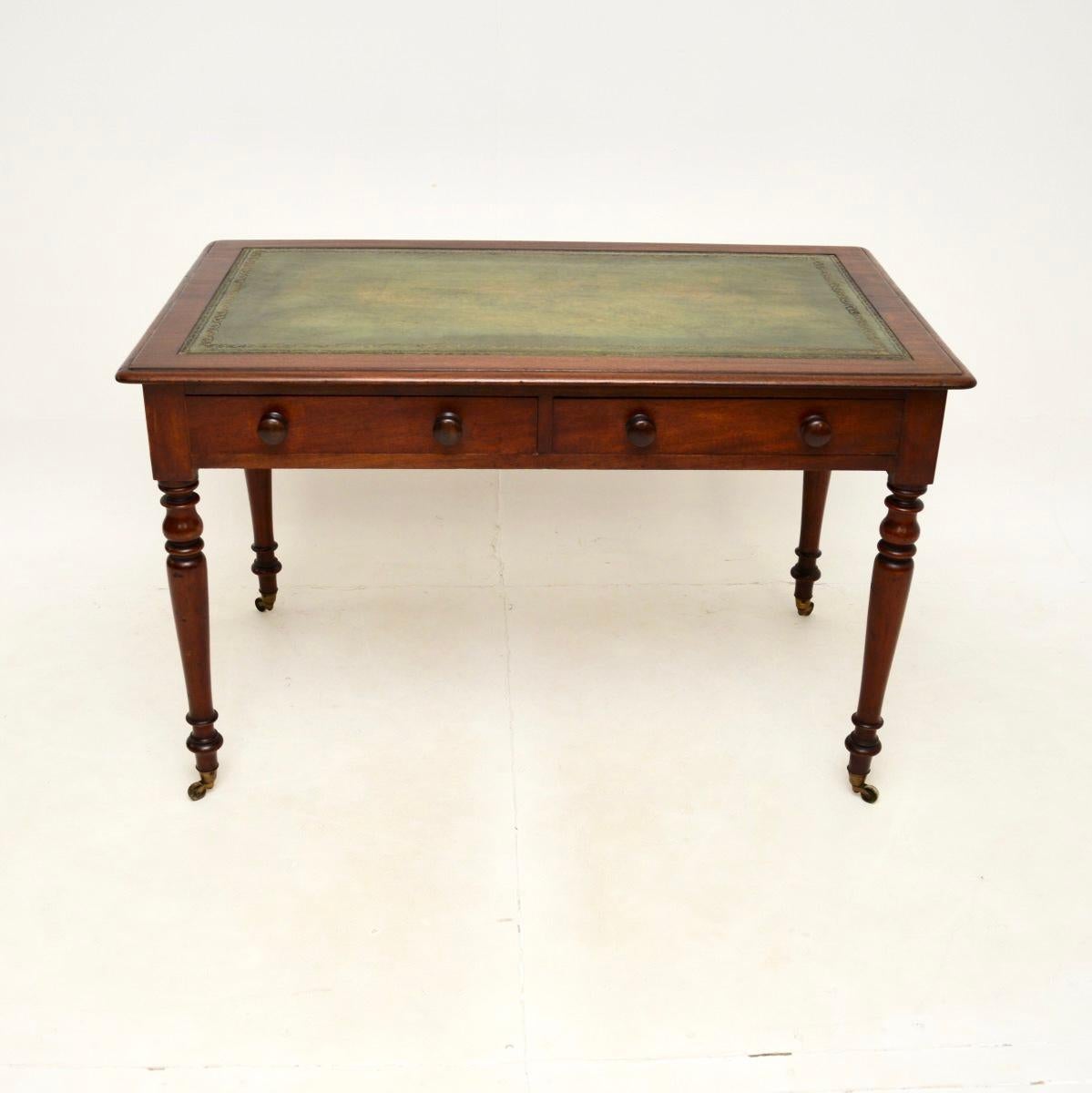 Un eccellente tavolo da scrittura / scrivania originale vittoriano con piano in pelle. Questo modello è stato realizzato in Inghilterra e risale al 1860-1880 circa.

È di ottima qualità e di dimensioni deliziose. La parte superiore in pelle verde è