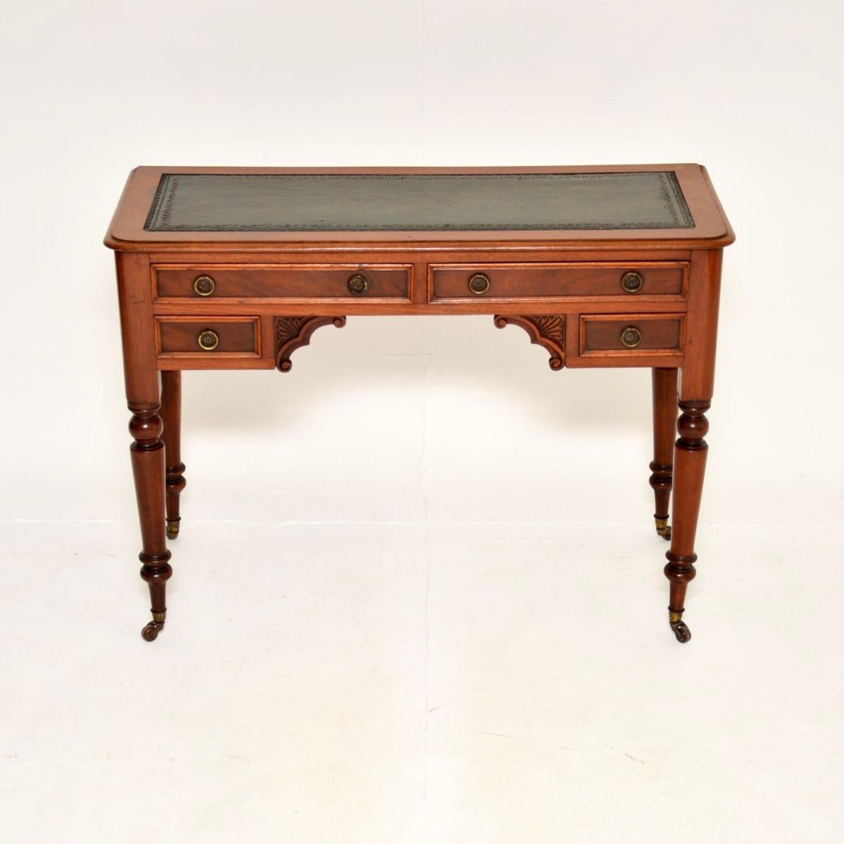 Ein ausgezeichnetes Original antiken viktorianischen Leder oben Schreibtisch / Schreibtisch. Sie wurde in England hergestellt und stammt aus der Zeit zwischen 1860 und 1880.

Es ist von hervorragender Qualität und hat eine schöne Größe. Die grüne