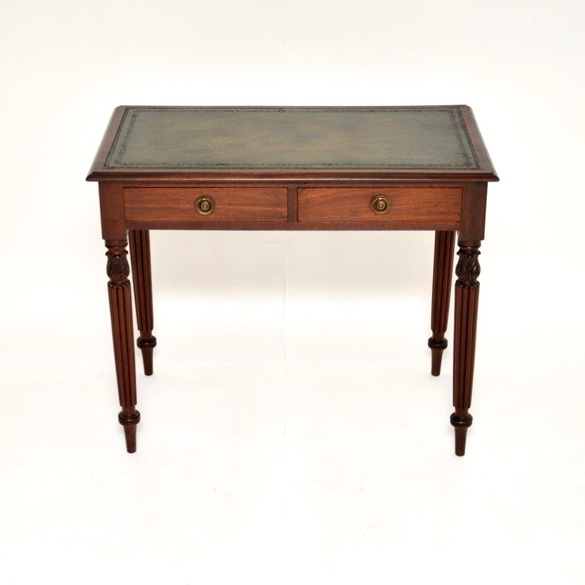 Un antico e affascinante tavolo da scrittura / scrivania vittoriano con piano in pelle. Questo modello è stato realizzato in Inghilterra e risale al periodo 1860-1880 circa.

È molto ben fatto e ha un formato delizioso e compatto. Poggia su gambe