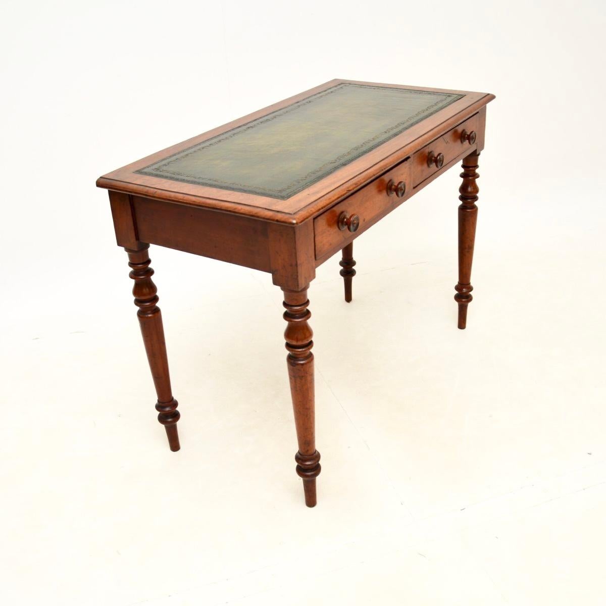 Apogée victorien Ancien bureau victorien à dessus en cuir