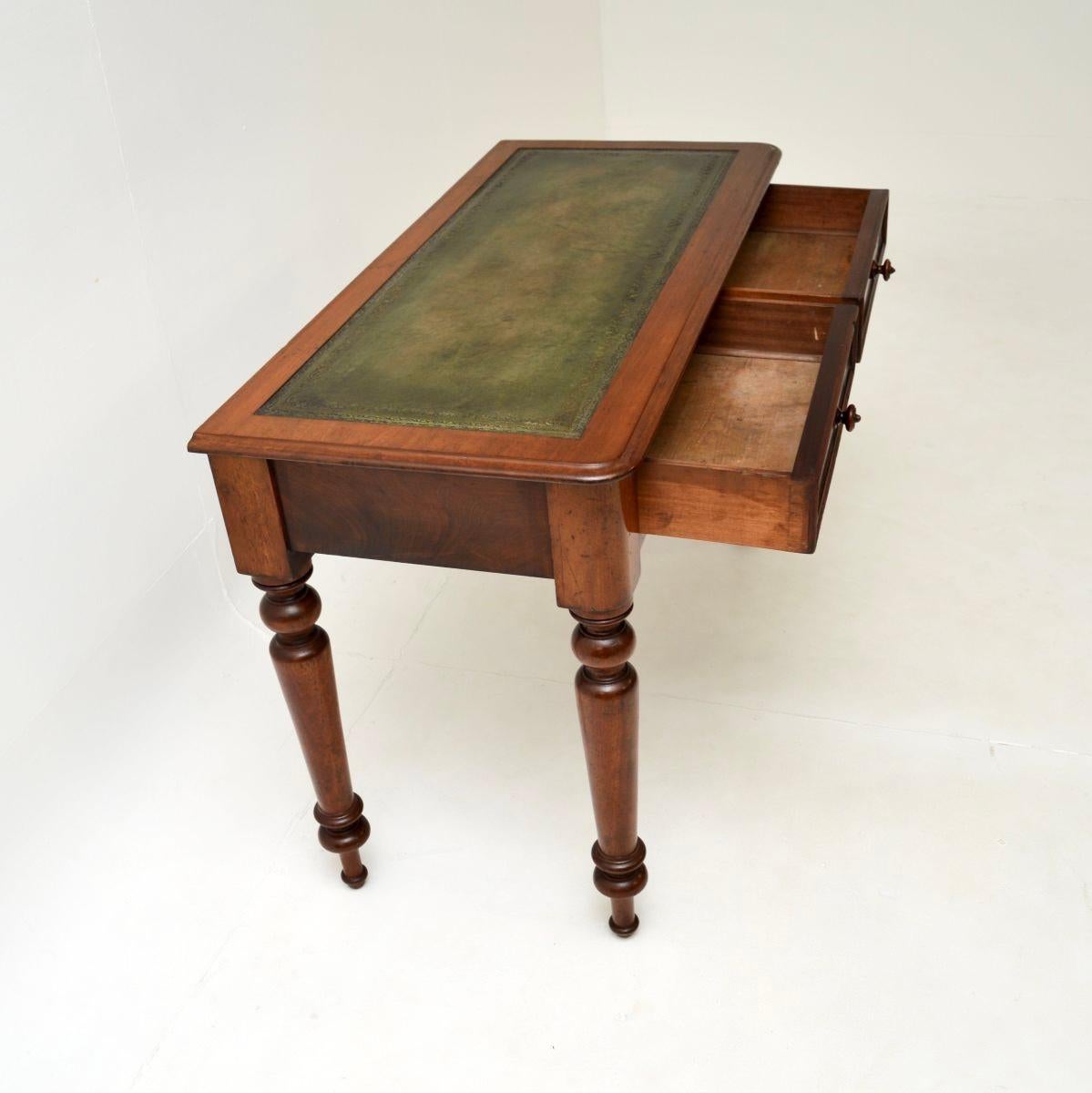 Apogée victorien Ancien bureau victorien à dessus en cuir en vente