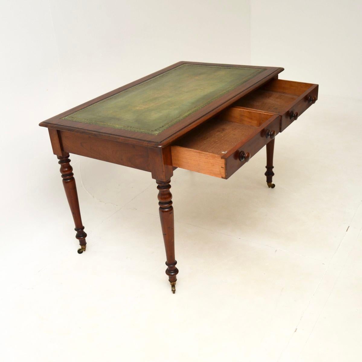 Pieno vittoriano Antico tavolo da scrittura / scrivania vittoriano con piano in pelle in vendita