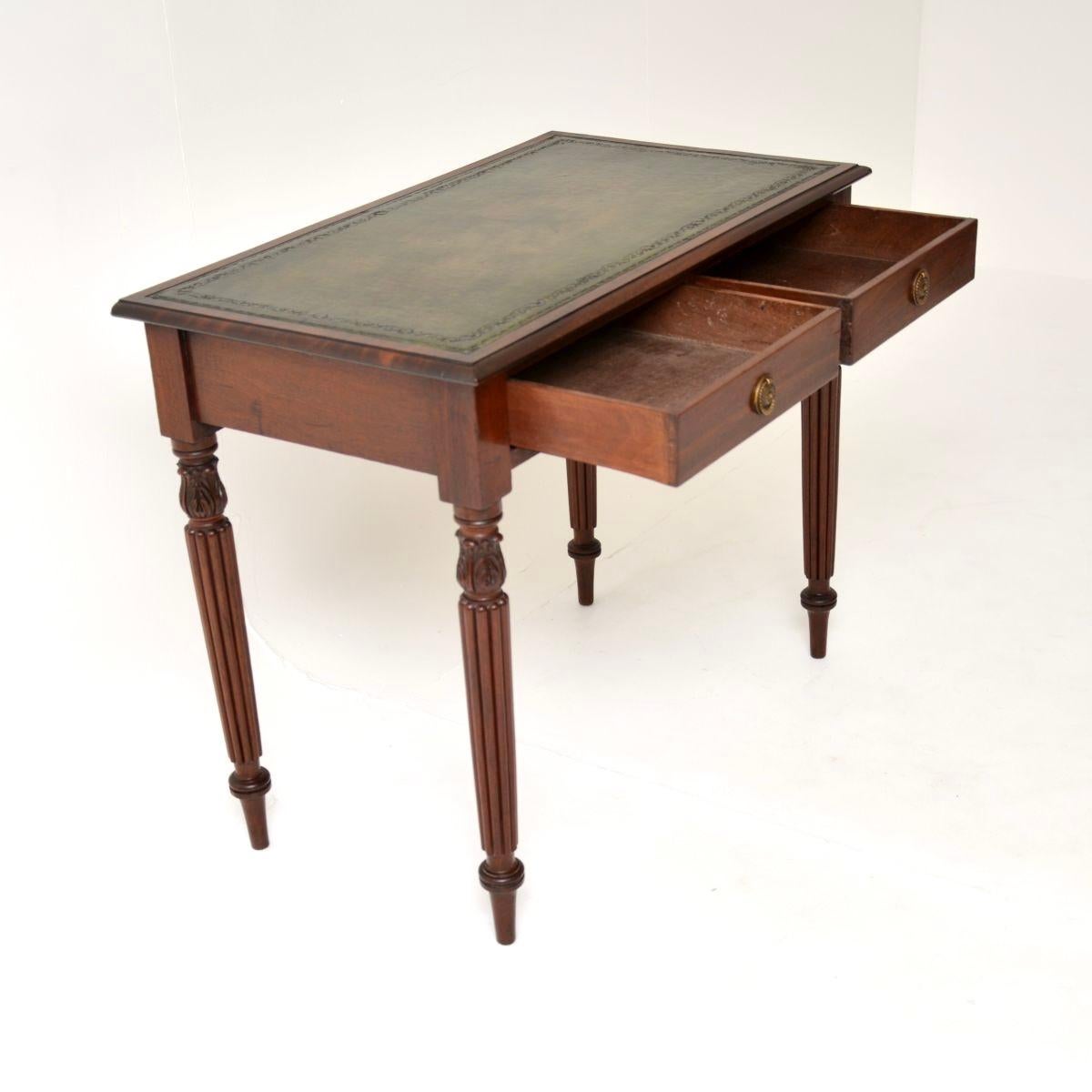 Pieno vittoriano Antico tavolo da scrittura / scrivania vittoriano con piano in pelle in vendita