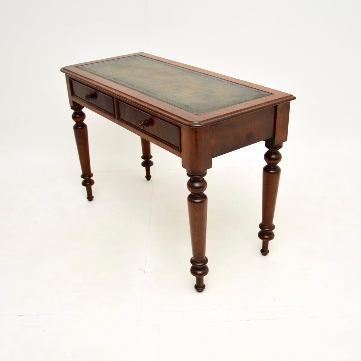 Britannique Ancien bureau victorien à dessus en cuir en vente