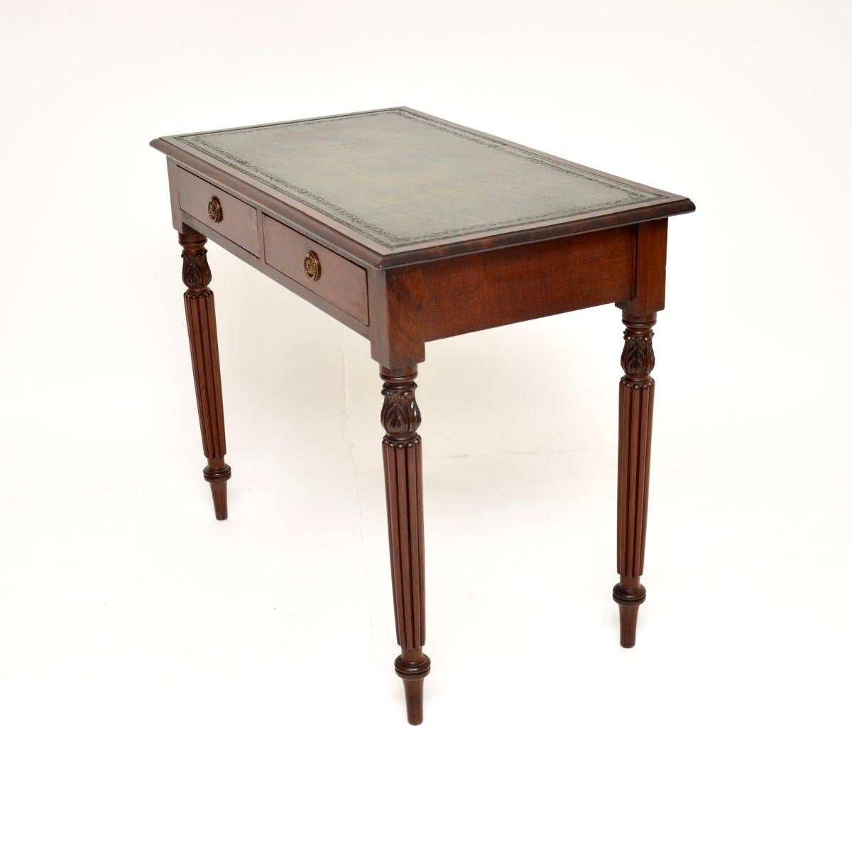 Britannico Antico tavolo da scrittura / scrivania vittoriano con piano in pelle in vendita