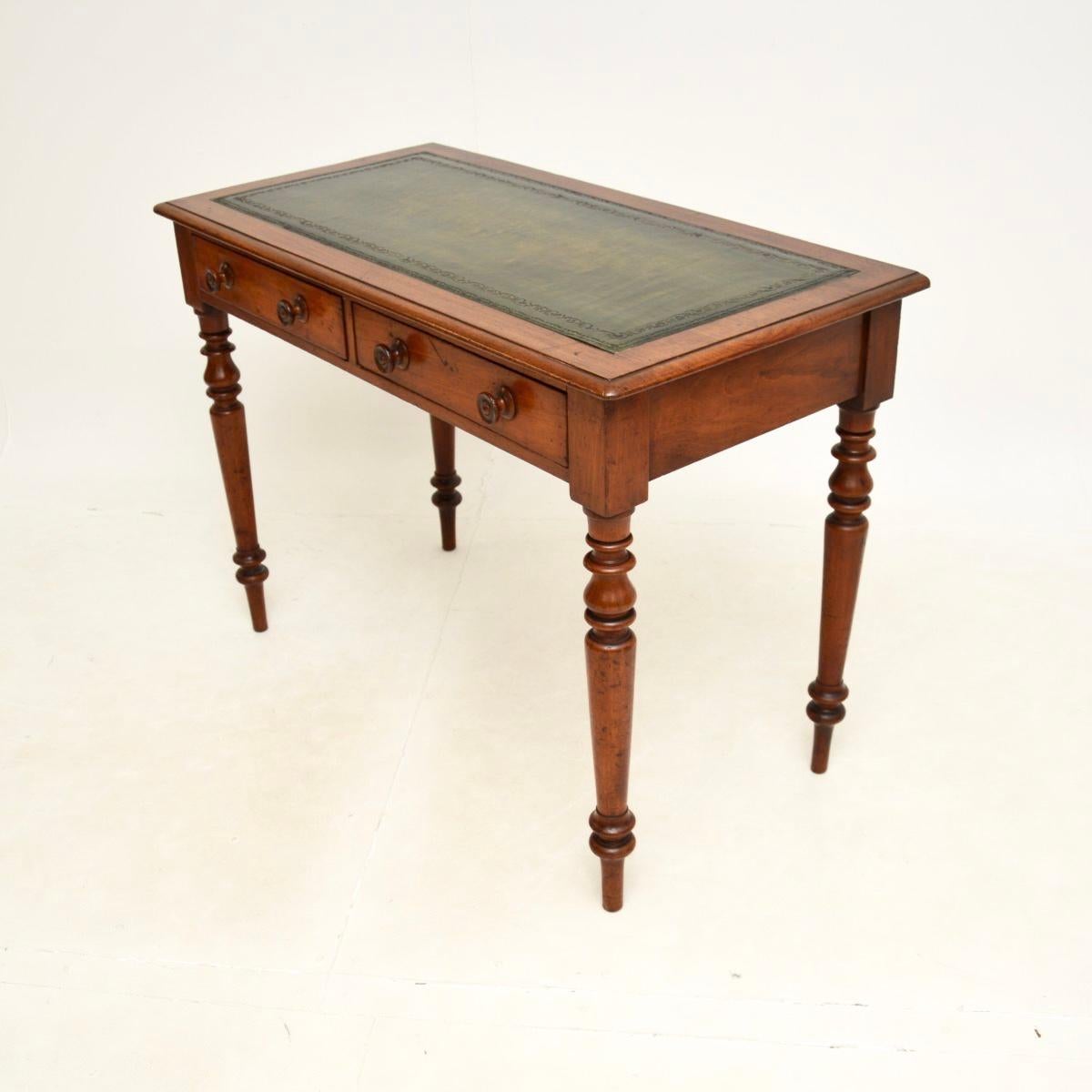 Ancien bureau victorien à dessus en cuir Bon état à London, GB