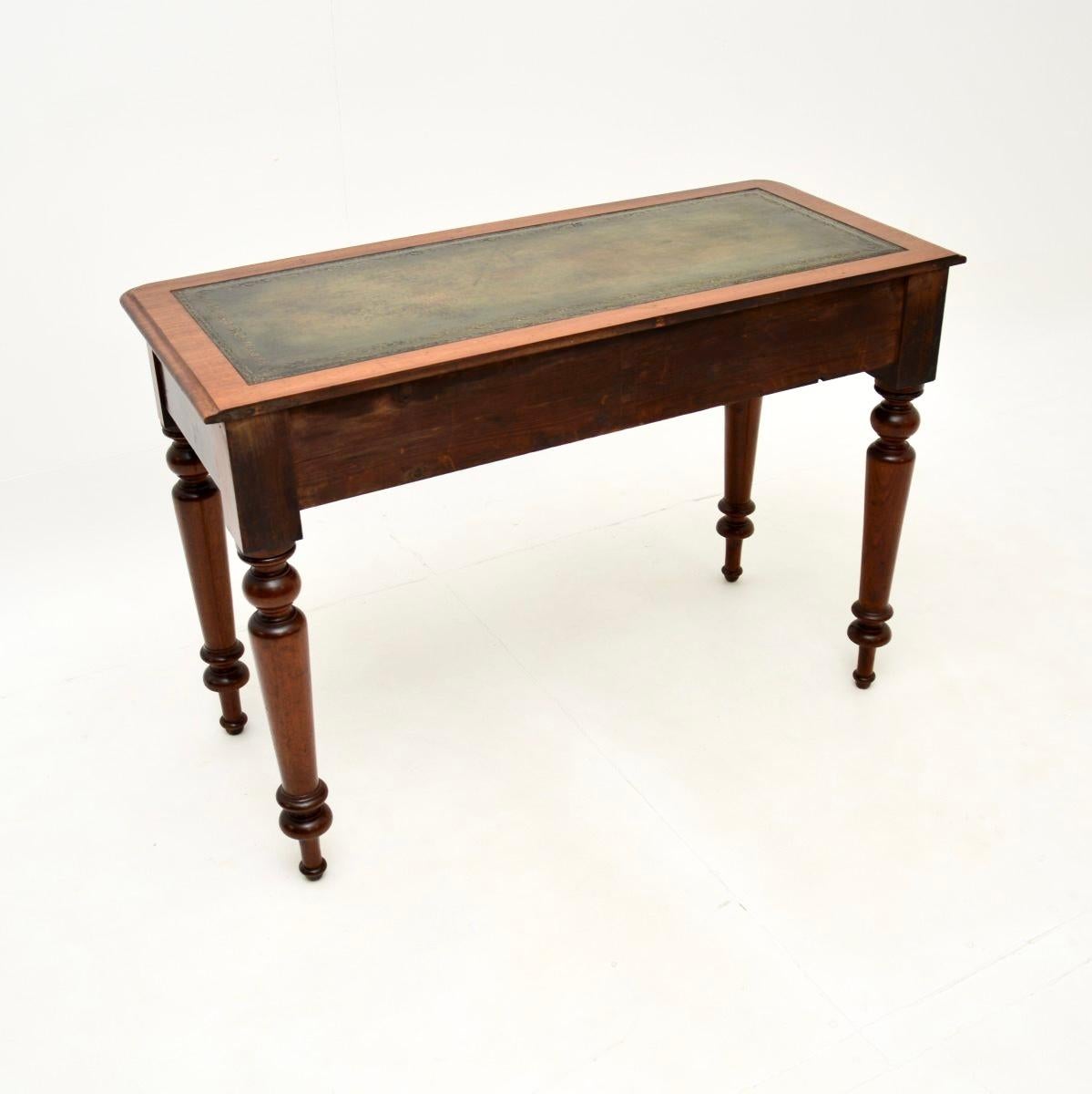 Ancien bureau victorien à dessus en cuir Bon état - En vente à London, GB