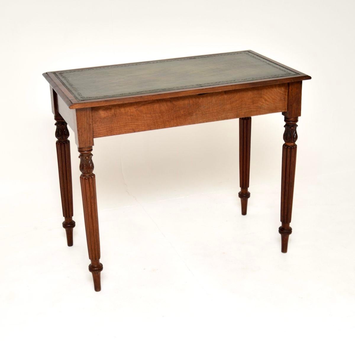 Antico tavolo da scrittura / scrivania vittoriano con piano in pelle In condizioni buone in vendita a London, GB