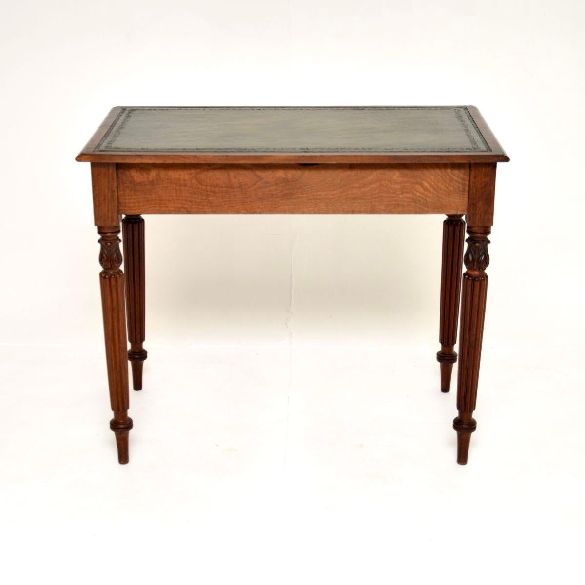 Metà XIX secolo Antico tavolo da scrittura / scrivania vittoriano con piano in pelle in vendita