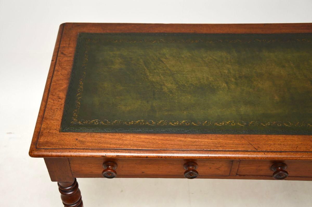 Cuir Ancien bureau victorien à dessus en cuir