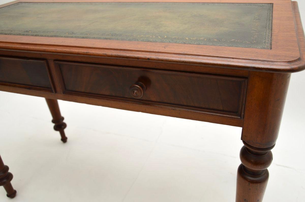 Cuir Ancien bureau victorien à dessus en cuir en vente