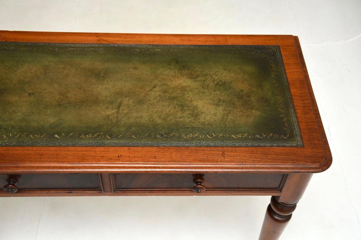 Ancien bureau victorien à dessus en cuir en vente 1