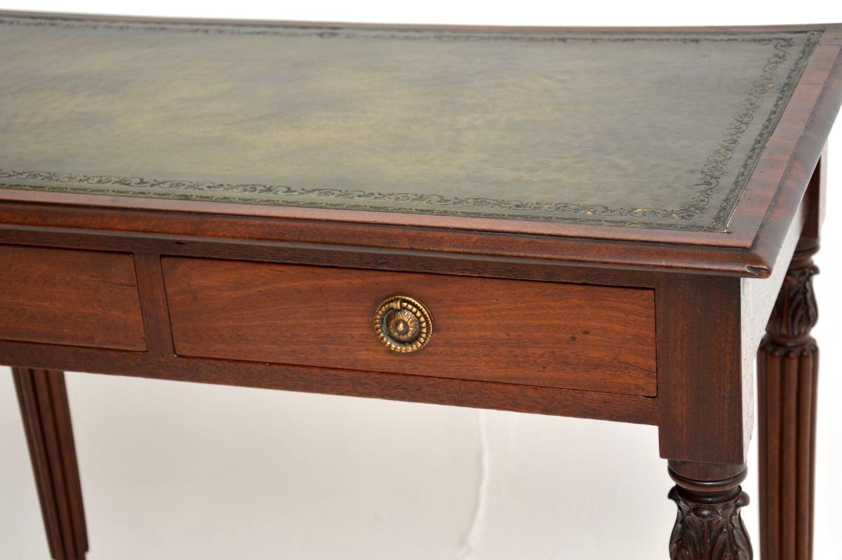 Antico tavolo da scrittura / scrivania vittoriano con piano in pelle in vendita 1