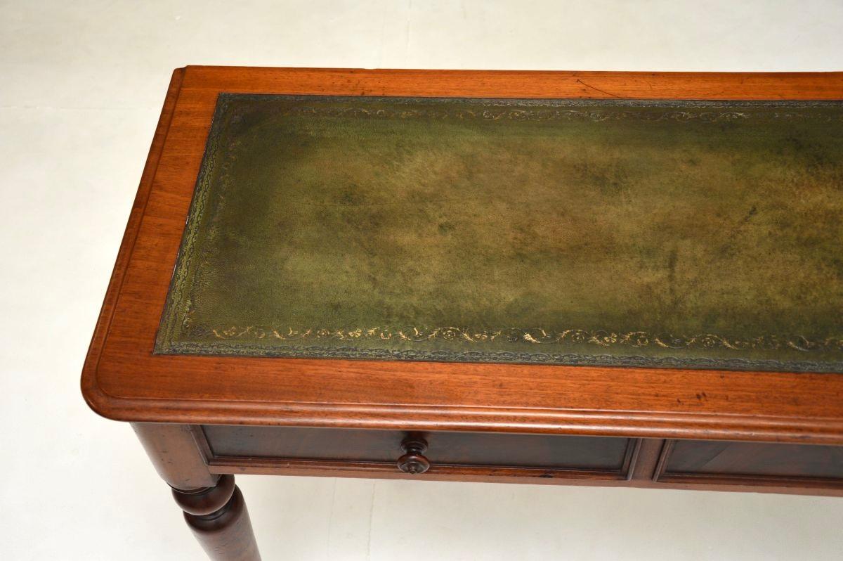 Ancien bureau victorien à dessus en cuir en vente 2