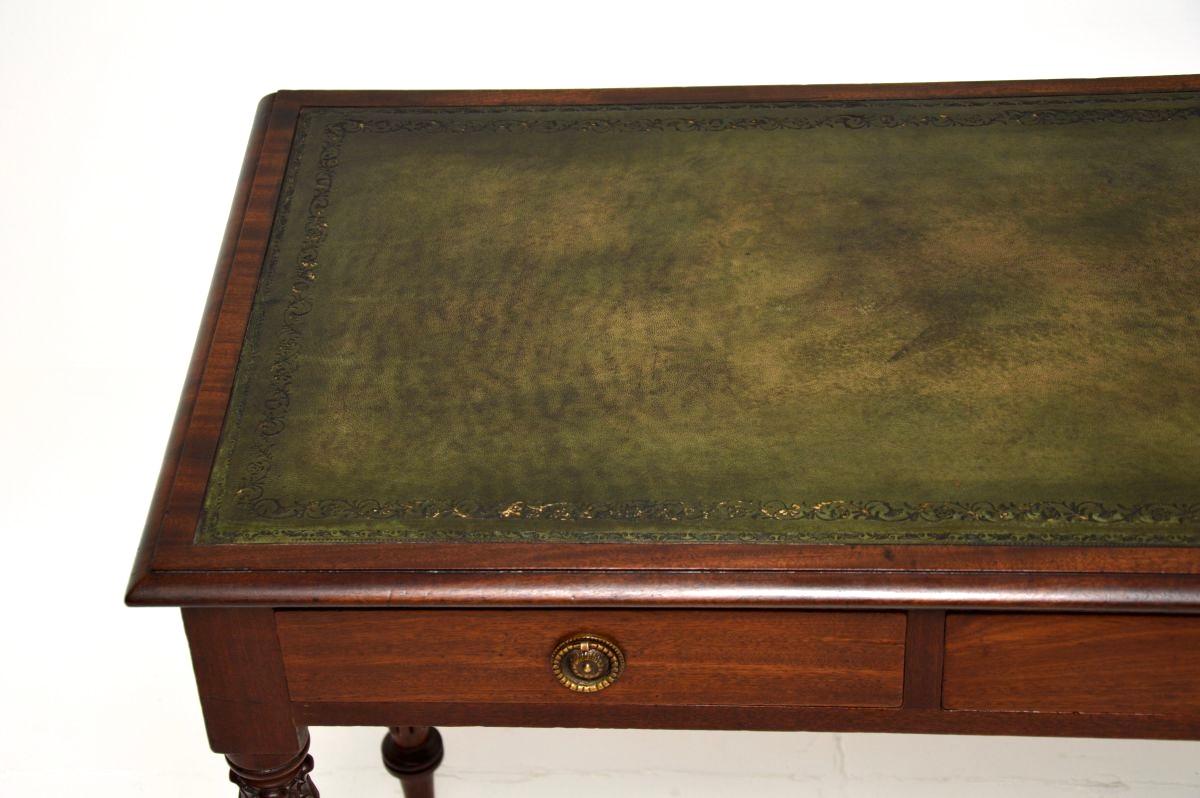 Antico tavolo da scrittura / scrivania vittoriano con piano in pelle in vendita 2