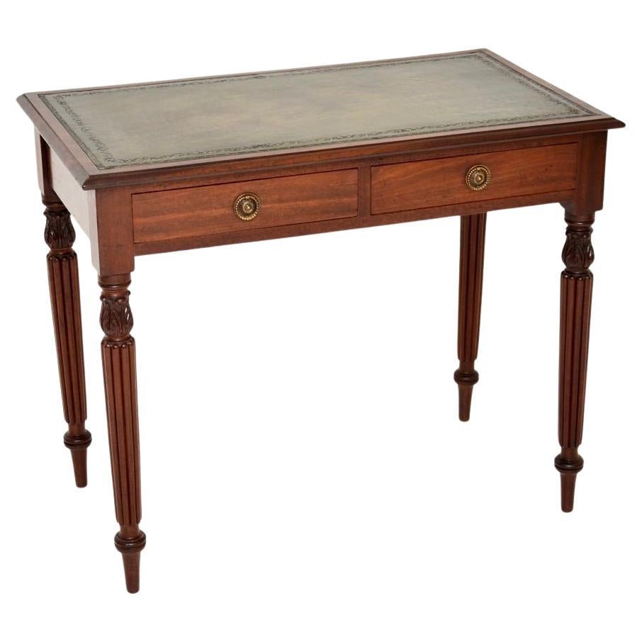 Antico tavolo da scrittura / scrivania vittoriano con piano in pelle in vendita