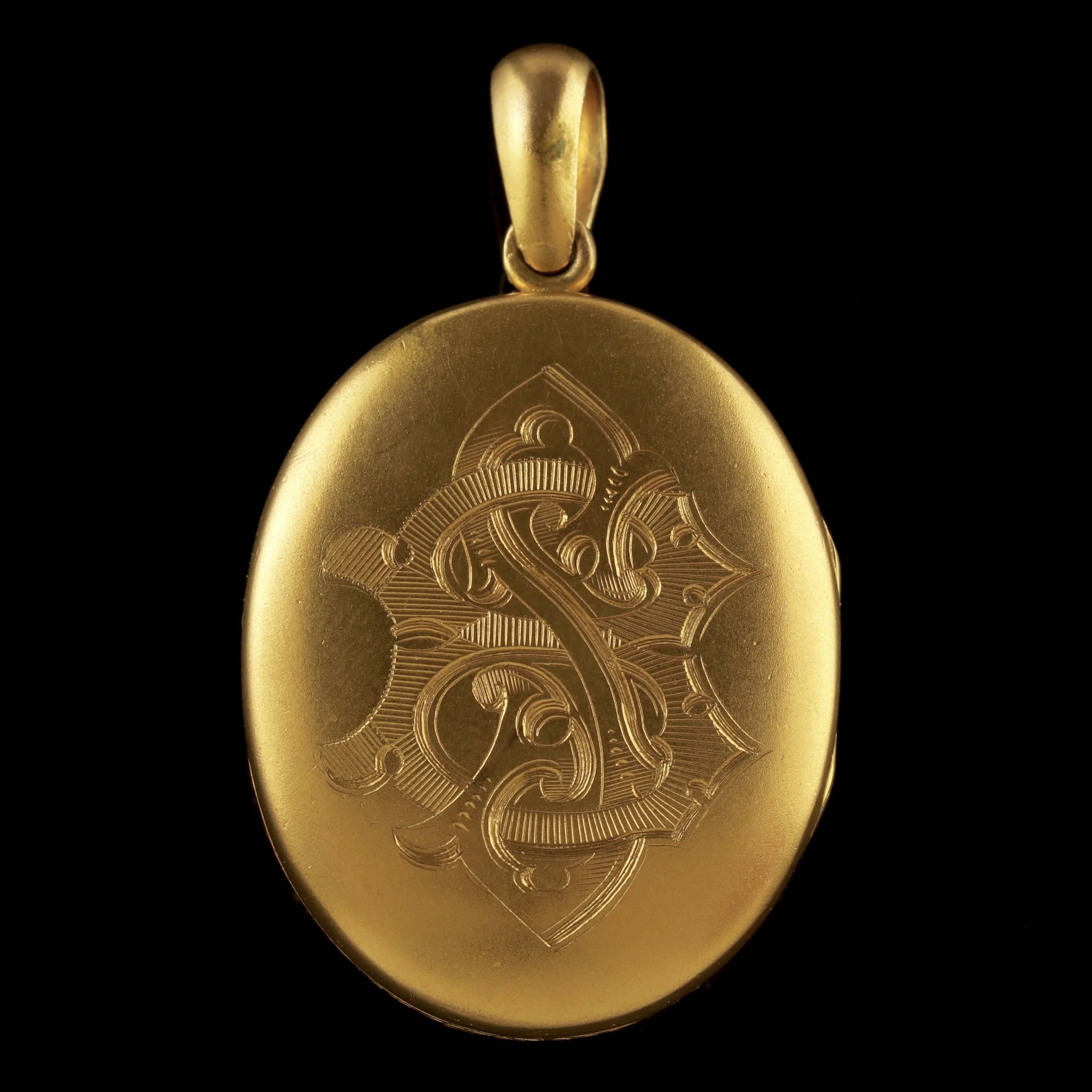 Antique Victorian Locket 18 Carat Gold Gilt Forget Me Not, circa 1880 In Excellent Condition In Lancaster, Lancashire