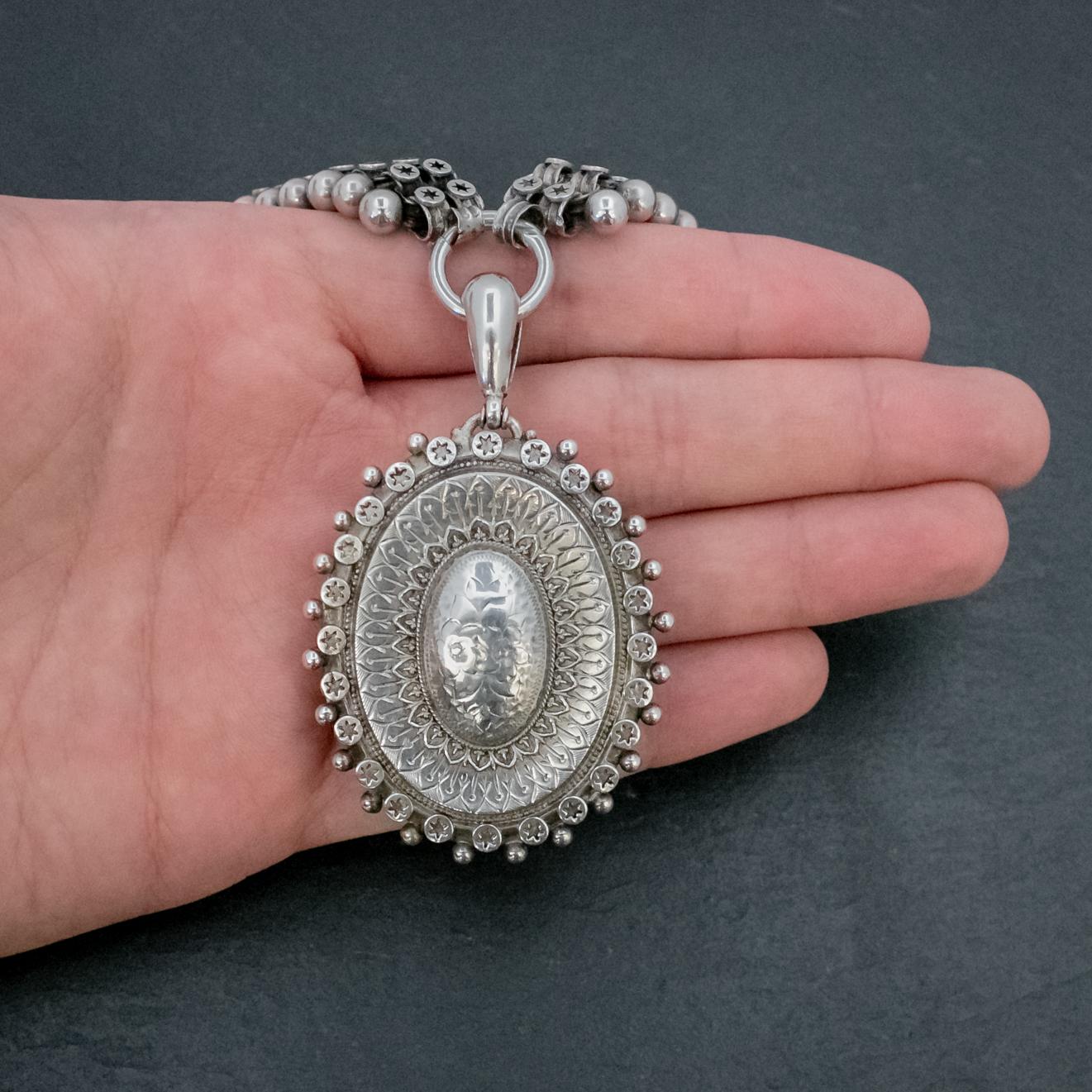 Antique Victorian Locket Collar Silver Necklace, circa 1880 For Sale 5