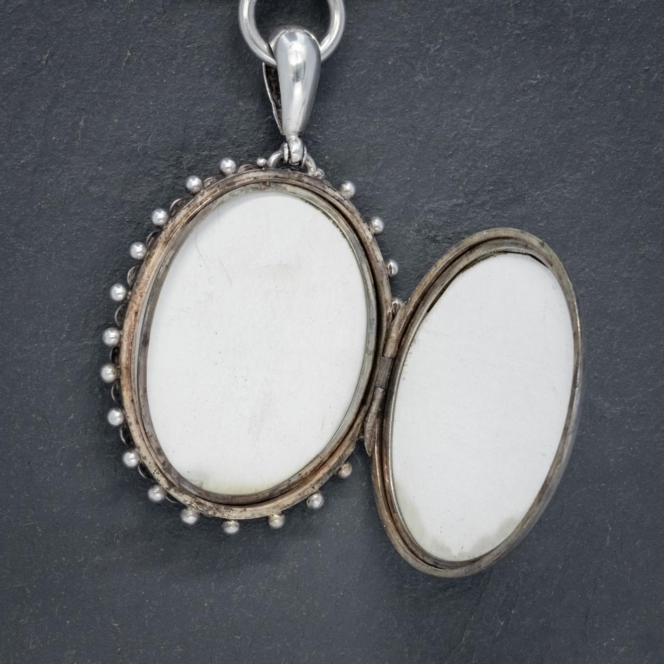 Antique Victorian Locket Collar Silver Necklace, circa 1880 For Sale 2