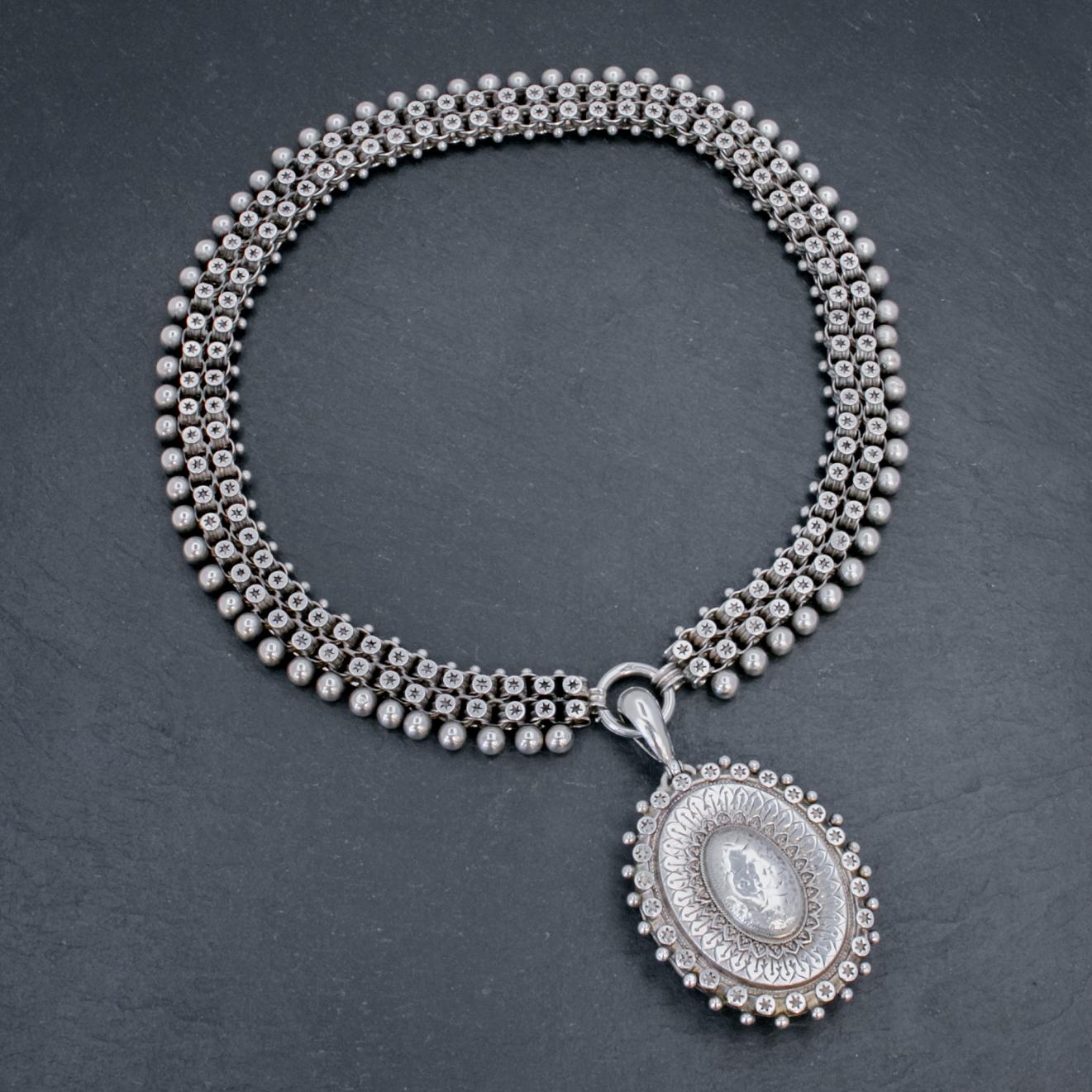 Antique Victorian Locket Collar Silver Necklace, circa 1880 For Sale 3
