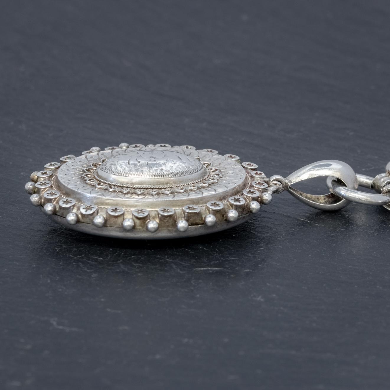Antique Victorian Locket Collar Silver Necklace, circa 1880 For Sale 4