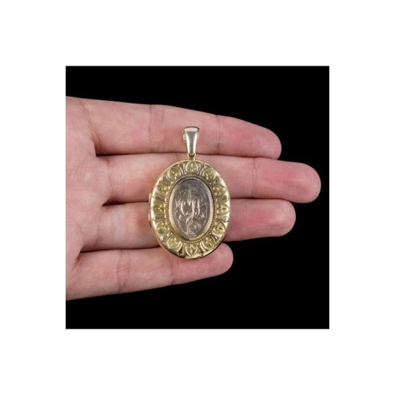 Antique Victorian Locket in 15 Carat Gold, circa 1890 In Good Condition For Sale In Kendal, GB