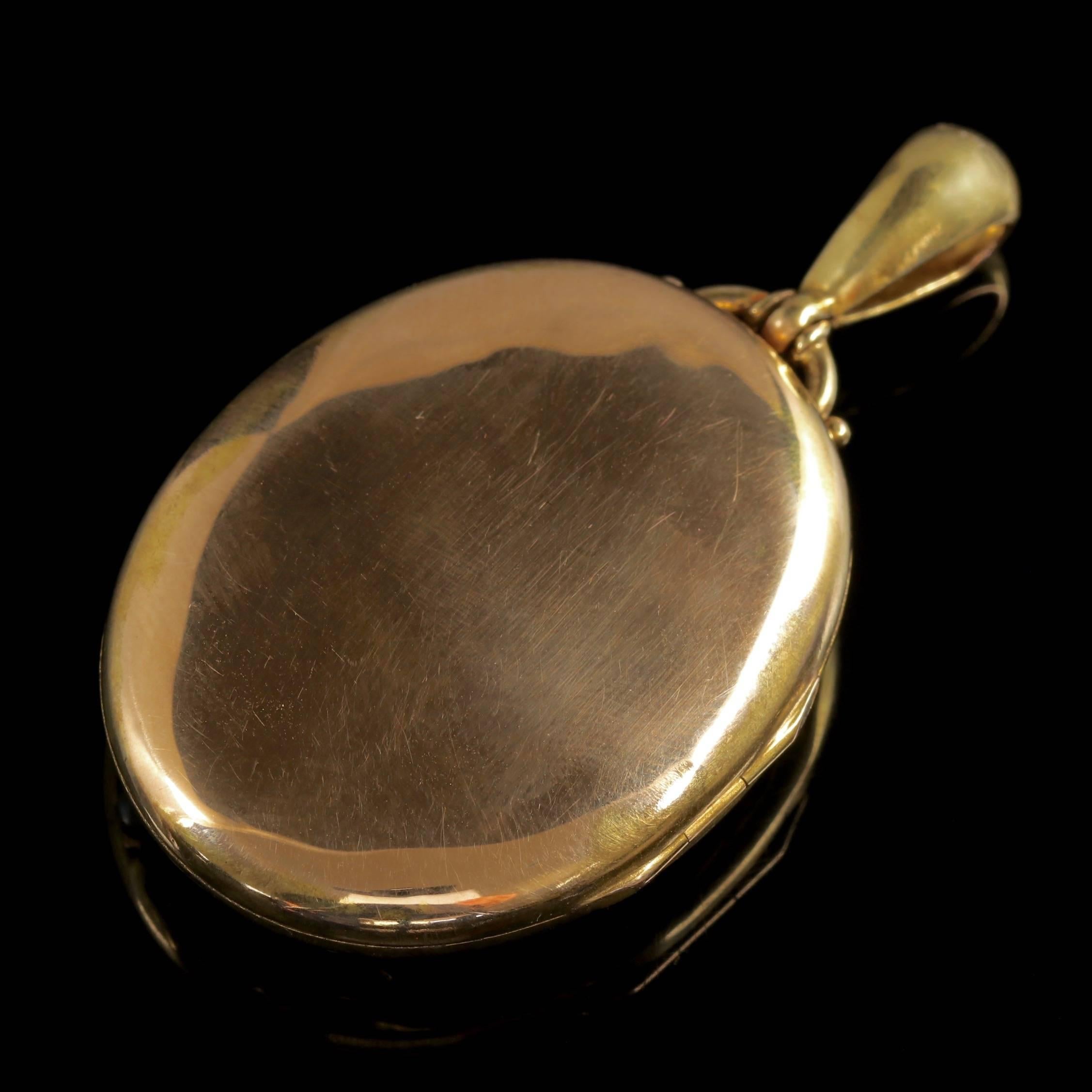 Antique Victorian Locket Pearl Coral 18 Carat Gold Forget Me Not, circa 1870 1