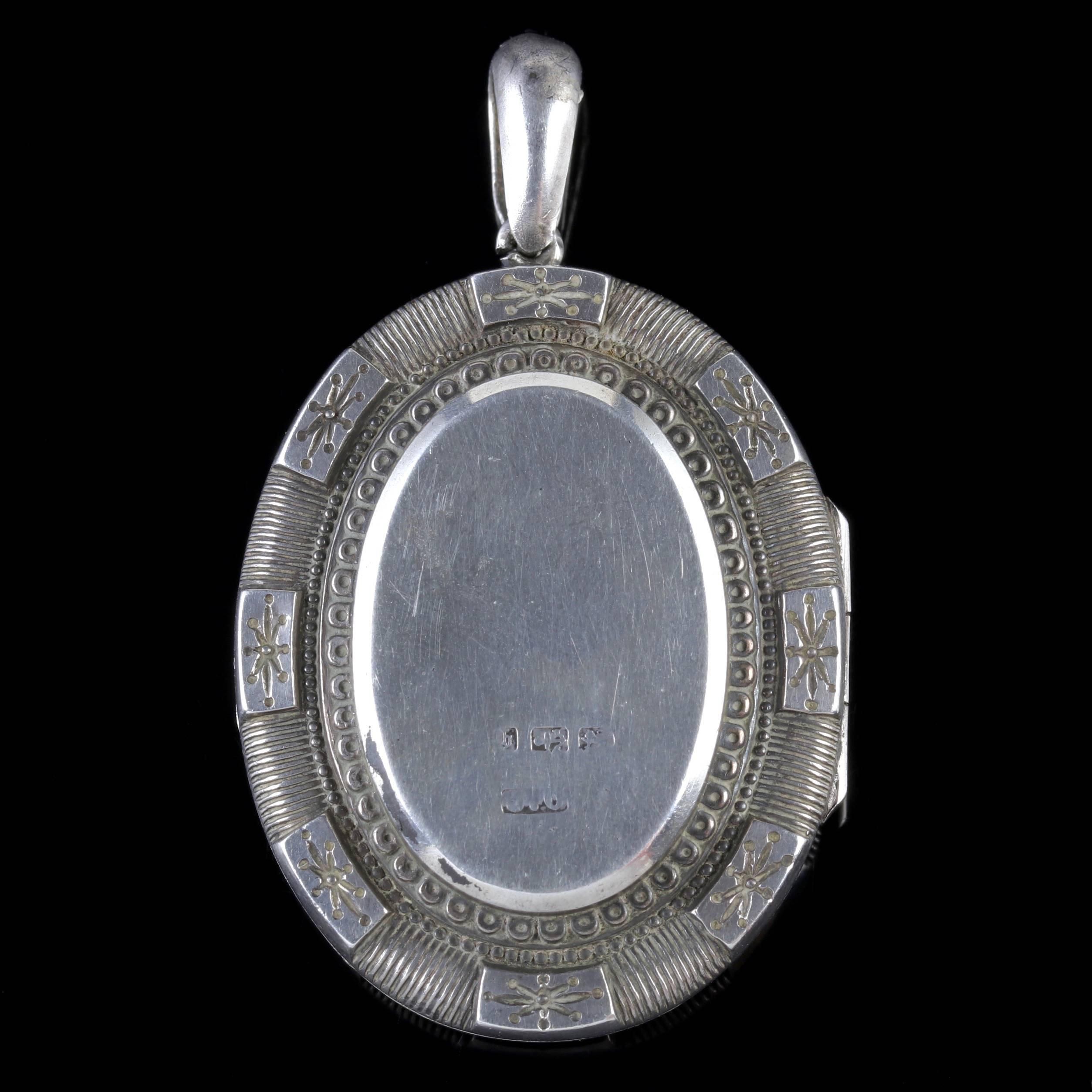 Antique Victorian Locket Silver Gold Forget Me Not, circa 1900 In Excellent Condition In Lancaster, Lancashire