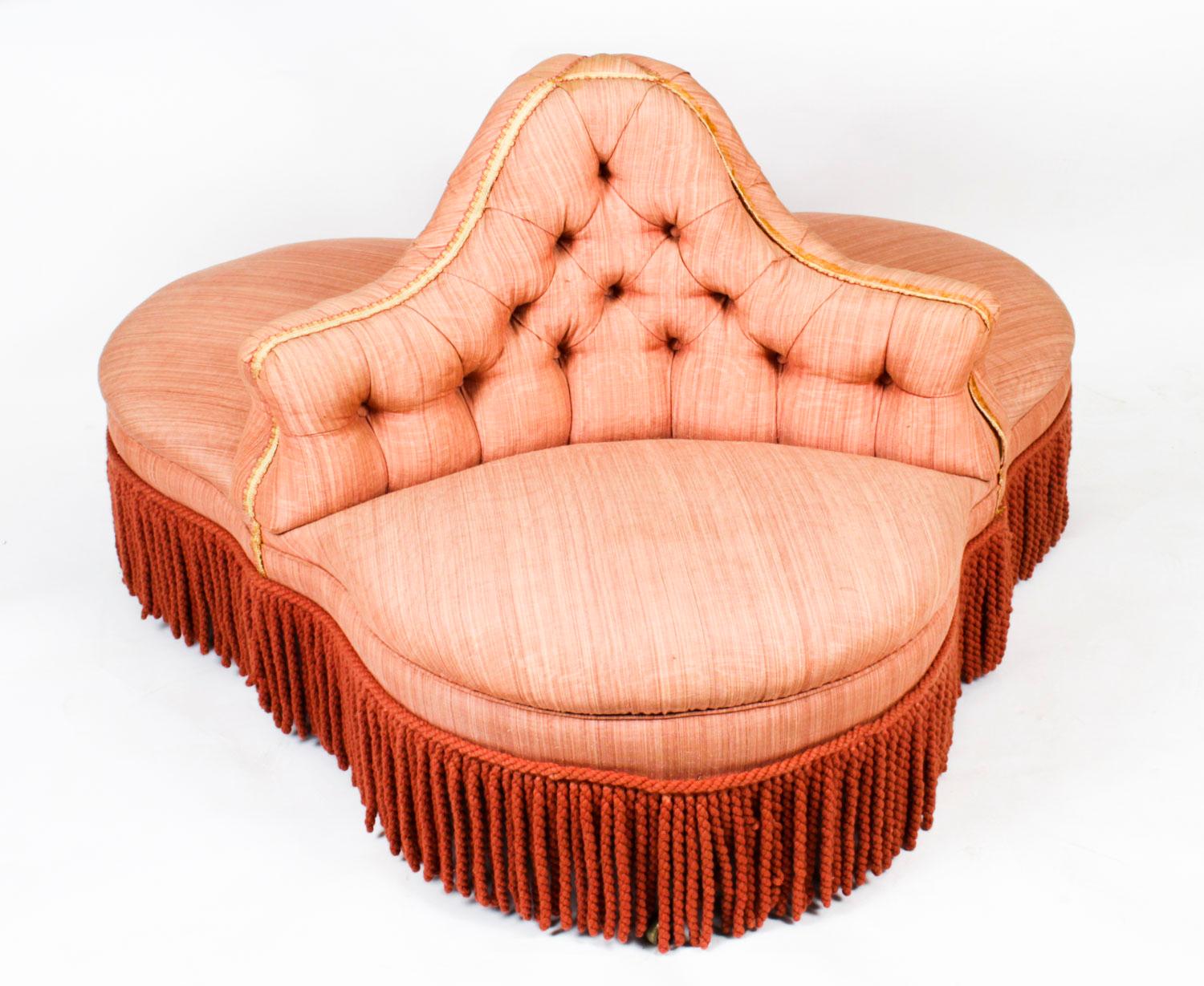 This is a fantastic English antique Victorian love seat, 