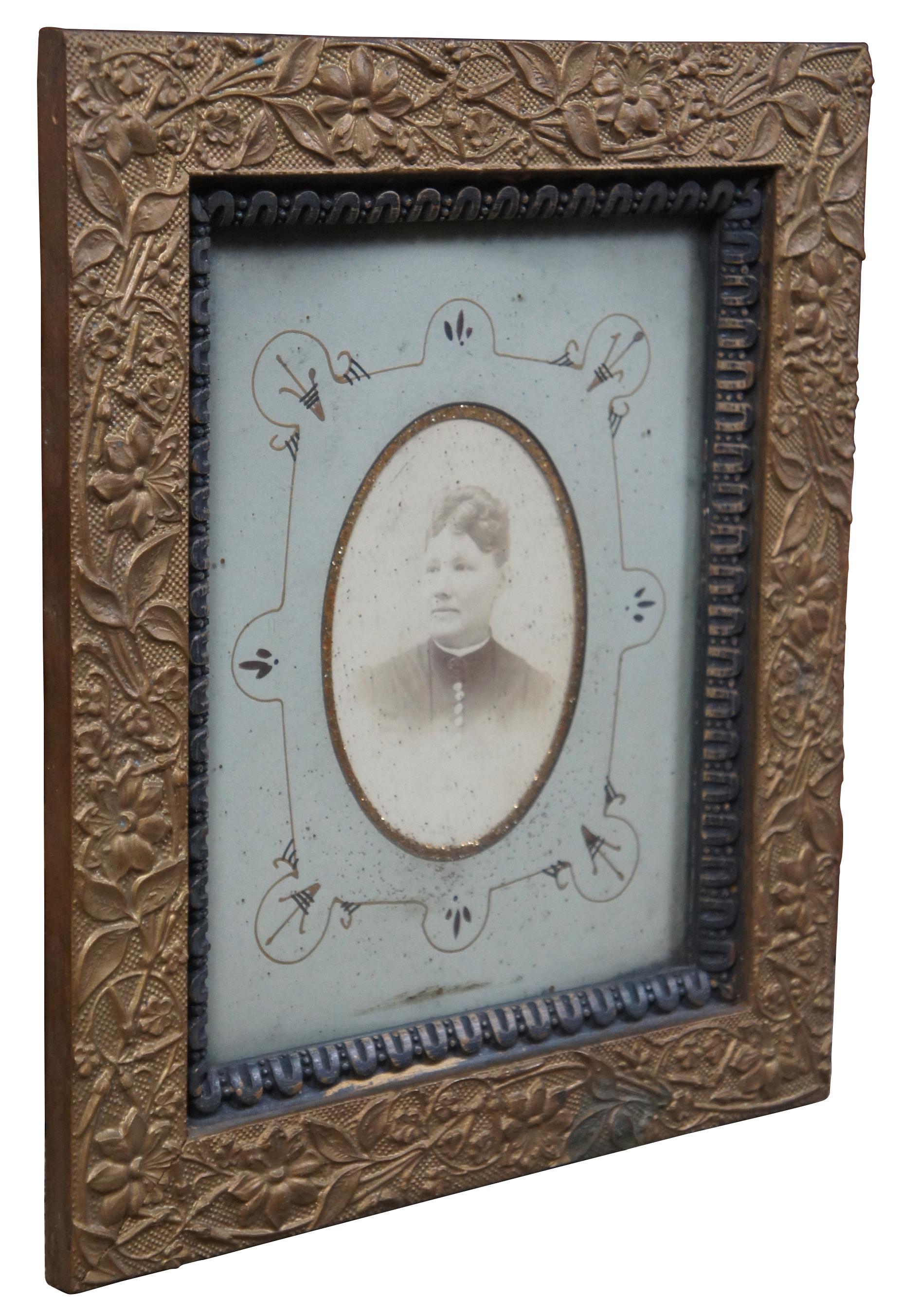 Antique Victorian Low Relief Giltwood Picture Art Photo Frame & Portrait In Good Condition In Dayton, OH