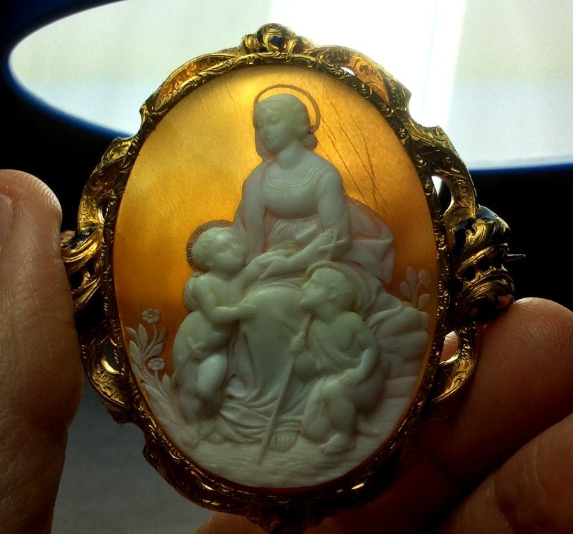Antique Victorian Madonna and Child after Raphael Shell Cameo Brooch In Excellent Condition In London, GB