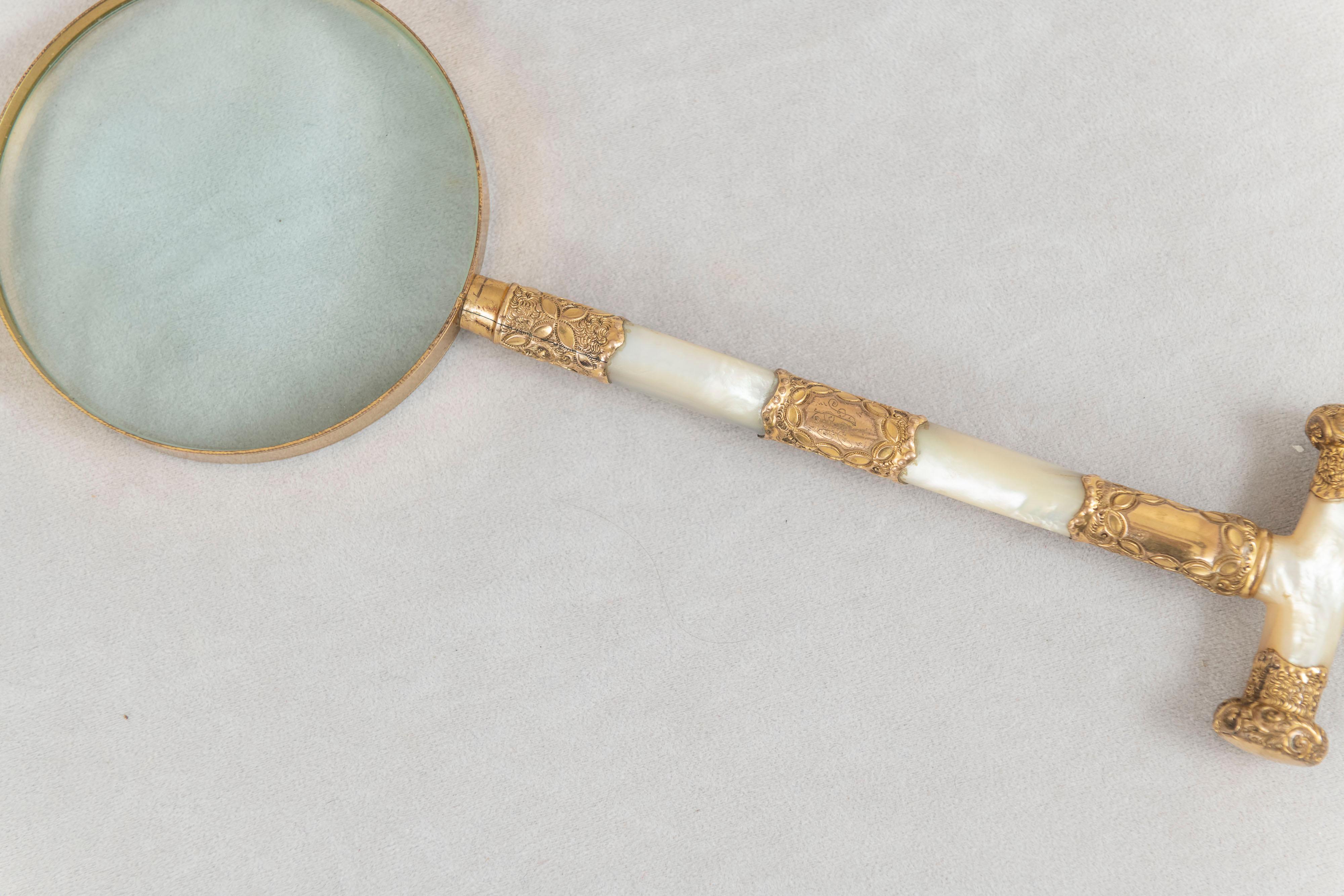  Cette loupe est un produit haut de gamme. Le corps est en nacre avec des segments de décorations en or 18 carats. Il y a une petite marque sur le corps qui  On peut y lire 